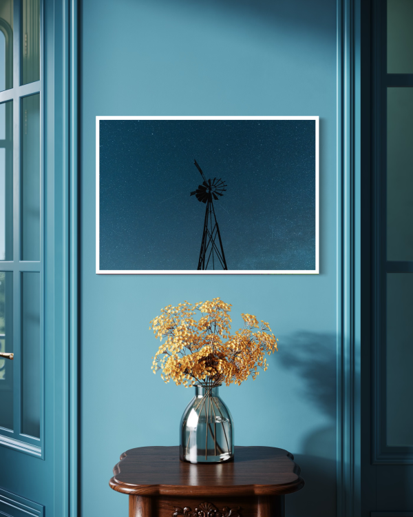Tirage photo d'art d'une éolienne sous les étoiles à Sourniac « L'Ombre du héron » imprimé sur papier baryté.