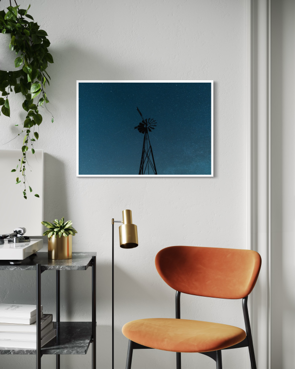 Tirage photo d'art d'une éolienne sous les étoiles à Sourniac « L'Ombre du héron » imprimé sur papier baryté.