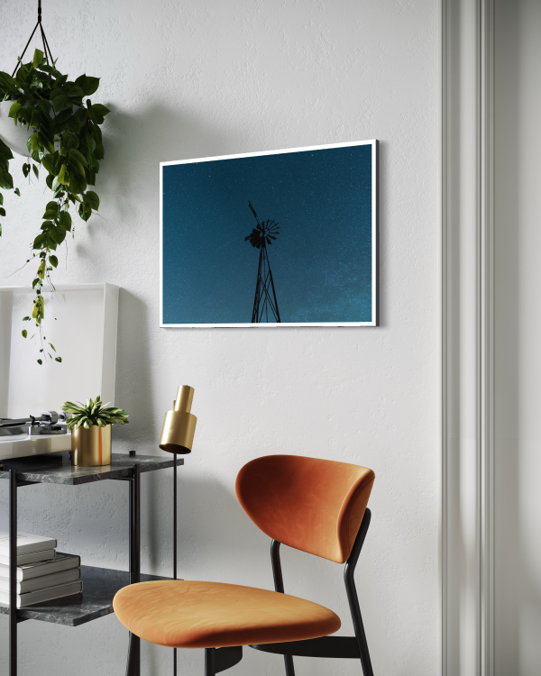 Tirage photo d'art d'une éolienne sous les étoiles à Sourniac « L'Ombre du héron » imprimé sur papier baryté.
