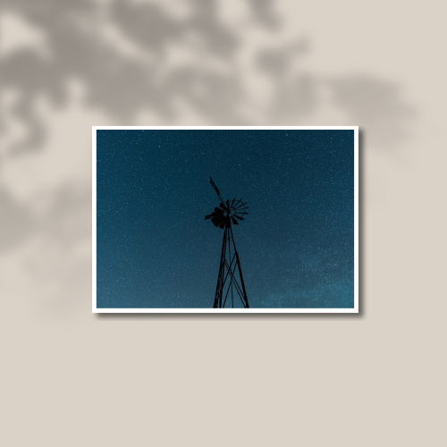 Tirage photo d'art d'une éolienne sous les étoiles à Sourniac « L'Ombre du héron » imprimé sur papier baryté.