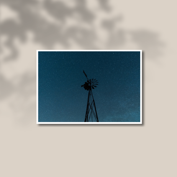 Tirage photo d'art d'une éolienne sous les étoiles à Sourniac « L'Ombre du héron » imprimé sur papier baryté.