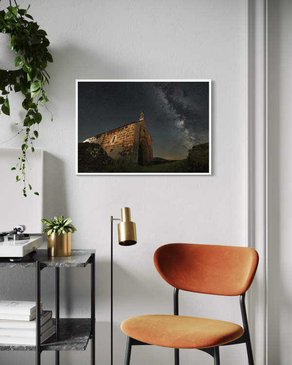 Au bout du chemin Tirage photo d'art d'une voie lactée de la Chapelle Notre-Dame-du-Château de Saignes dans le Cantal "Au bout du chemin" imprimé sur papier baryté.
