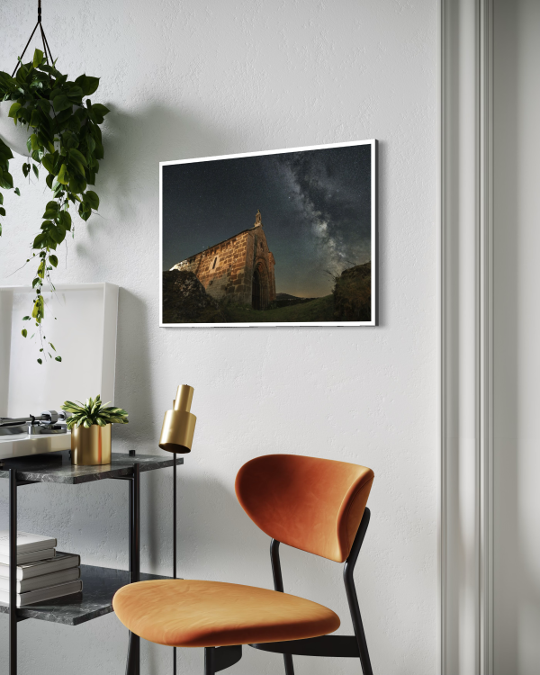 Au bout du chemin Tirage photo d'art d'une voie lactée de la Chapelle Notre-Dame-du-Château de Saignes dans le Cantal "Au bout du chemin" imprimé sur papier baryté.