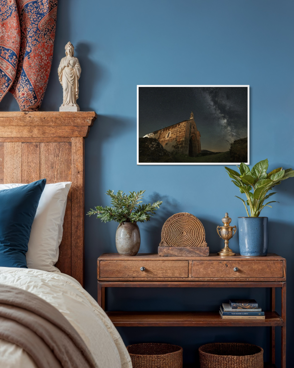 Au bout du chemin Tirage photo d'art d'une voie lactée de la Chapelle Notre-Dame-du-Château de Saignes dans le Cantal "Au bout du chemin" imprimé sur papier baryté.