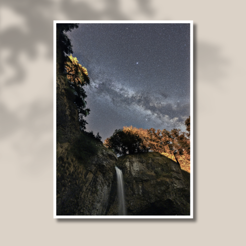 Tirage photo d'art d'une voie lactée au dessus de la cascade de Salins dans le Cantal « Les noces éternelles » imprimé sur papier baryté.