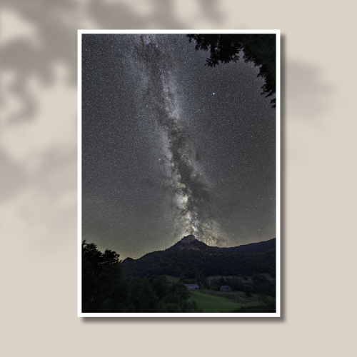 Spectacle au sommet Tirage photo d'art d'une voie lactée sur le Roc du Merle dans le Cantal « Spectacle au sommet » imprimé sur papier baryté.