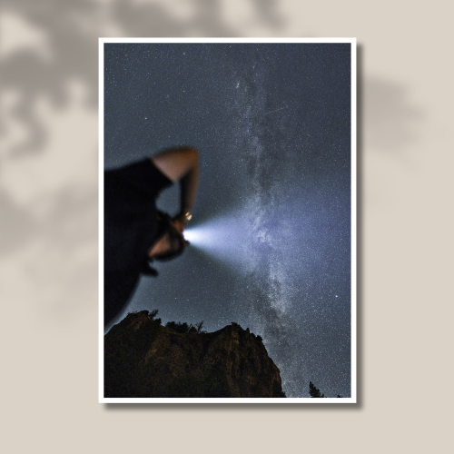 Tirage photo d'art d'un portrait avec la voie lactée vers le puy mary dans le Cantal « Vagabondage » imprimé sur papier baryté.