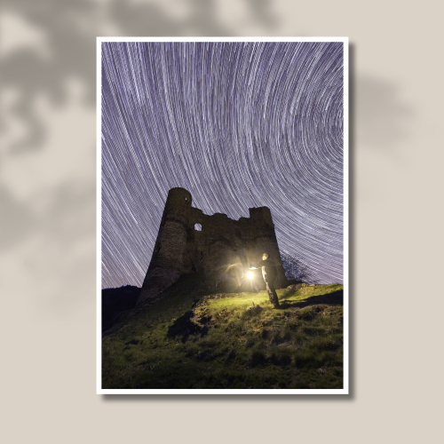 L'Encre du rêveur Tirage photo d'art d'une circumpolaire sur les ruines du château d'Alleuze dans le Cantal « L'encre du rêveur » imprimé sur papier baryté.