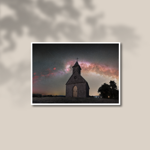 Veilleuse d'Eternité Tirage photo d'art d'une voie lactée au dessus de la Chapelle du Puy Saint-Mary à Mauriac « Veilleuse d'Eternité » imprimé sur papier baryté.