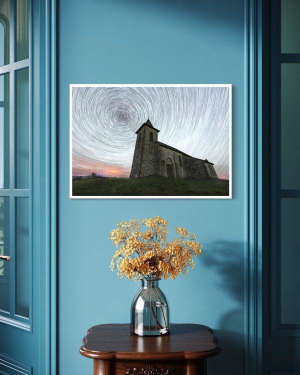 Tirage photo d'art d'une circumpolaire à la Chapelle de Ronesque dans le Cantal "Evasion" imprimé sur papier baryté.