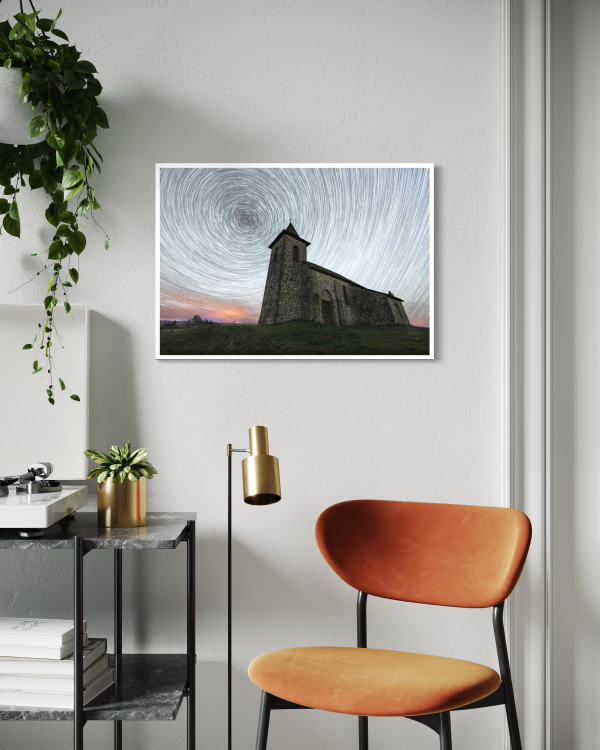 Tirage photo d'art d'une circumpolaire à la Chapelle de Ronesque dans le Cantal "Evasion" imprimé sur papier baryté.